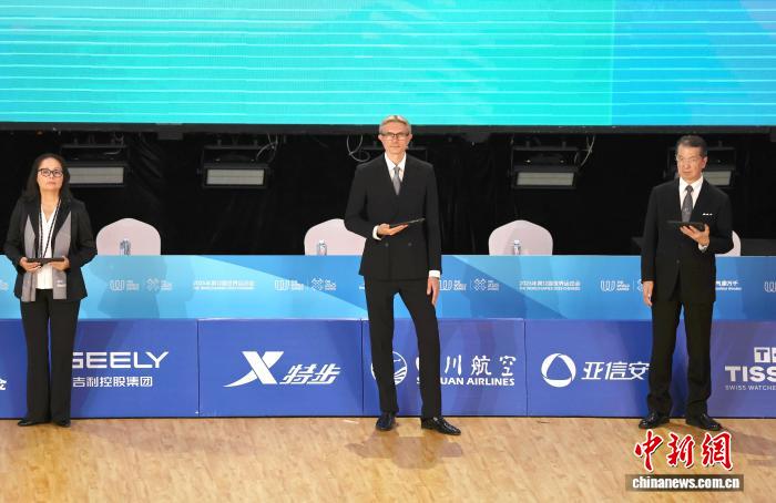 成都世运会内外名场面大盘点:旗手风采、跨代