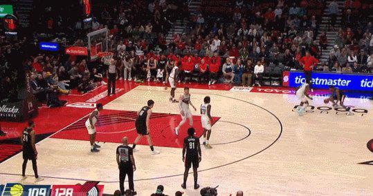 杨瀚森回归开拓者首战建功 韦斯利助攻助其扣篮