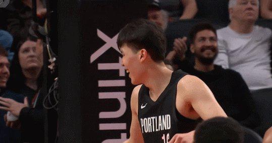 杨瀚森回归开拓者首战建功 韦斯利助攻助其扣篮