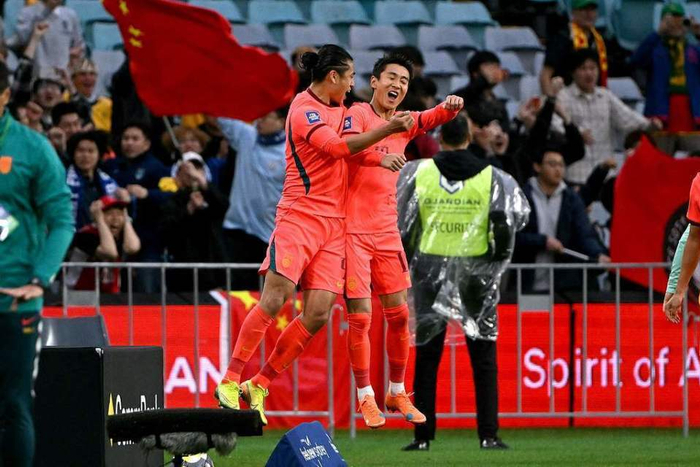 中国男足力克库拉索迎战喀麦隆 韦世豪破门展现