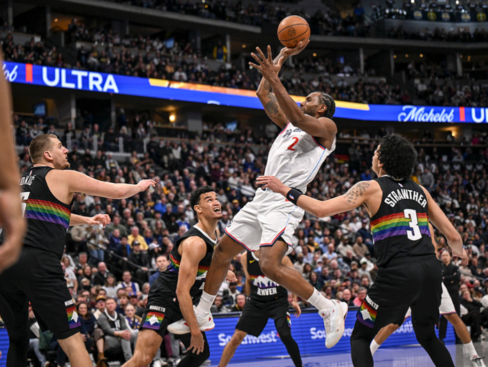 伦纳德巅峰表现遇快船重建，孤身坚守季后赛希