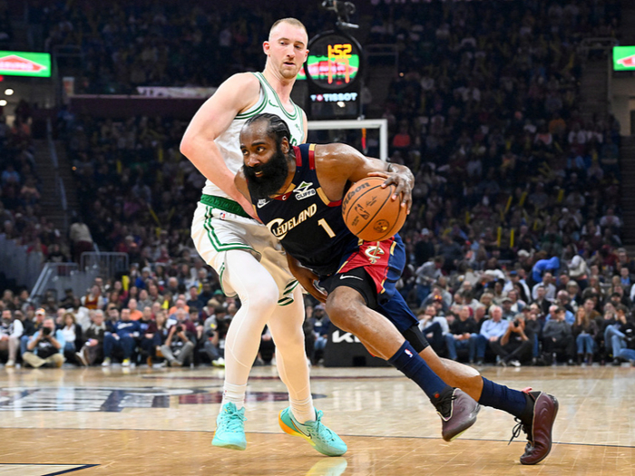 伦纳德巅峰表现遇快船重建，孤身坚守季后赛希