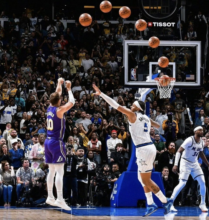 詹姆斯打破历史出场纪录 湖人险胜魔术锁定西部